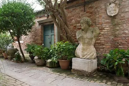 -spacious And Flat With Private Patio Venedik